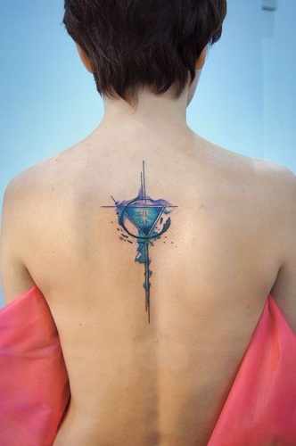 Татуировки на спине для девушек. Фото, эскизы, надписи с переводом, крылья
