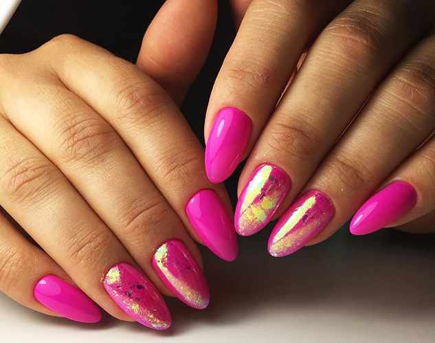 Ярко-розовый маникюр с дизайном. Фото на короткие, длинные ногти со стразами, блестками, фольгой