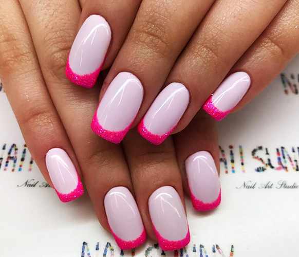 Ярко-розовый маникюр с дизайном. Фото на короткие, длинные ногти со стразами, блестками, фольгой