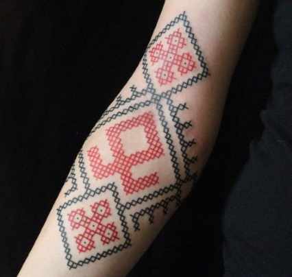 Женские татуировки. Фото и значение: надписи на руке, ноге, запястье, спине, животе, лопатке, в других местах