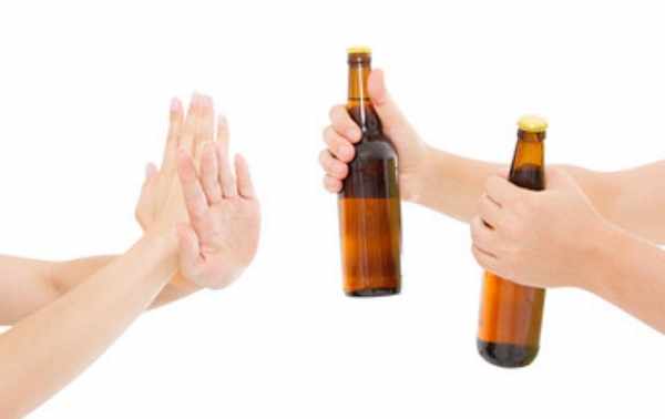 Женщина показывает жестами, что отказывается от предлагаемых ей бутылок