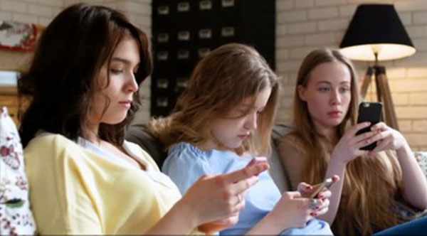 Три подруги сидят в телефонах