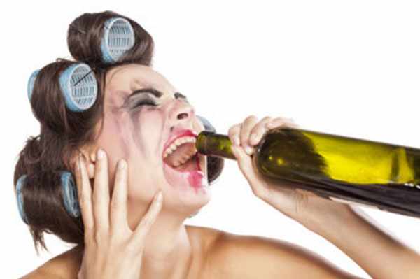 Заплаканная женщина в бигуди пьет с горла бутылки